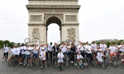 Le président du CNOSF Denis Masseglia, le co-président de la candidature de Paris-2024 Tony Estanguet et la maire de Paris Anne Hidalgo, devant l'Arc de Triomphe à Paris, le 24 juin 2017