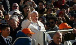 Le pape François à bord de sa papamobile arrive place Saint-Pierre, le 29 mars 2023 au Vatican