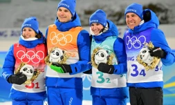 La joie des Francais Anaïs Chevalier-Bouchet, Emilien Jacquelin, Julia Simon et Quentin Fillon Maillet, après leur 2e place dans le relais mixte aux Jeux de Pékin, le 5 février 2022 dans le stade de ski de fond de Zhangjiakou