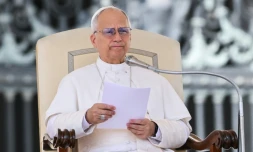 Le pape Léon XIV prononce un discours lors de son audience générale hebdomadaire sur la place Saint-Pierre au Vatican, le 17 septembre 2025