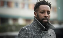 Ladj Ly photographiĂ© en fĂ©vrier 2018 dans la citĂ© du "ChĂȘne Pointu" Ă Clichy-sous-Bois