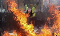 Un Gilet jaune lève les bras au ciel sur les Champs-Elysées le 16 mars 2019 à Paris