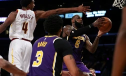 LeBron James des Lakers tente un tir contre Cleveland en NBA le 29 octobre 2021 à Los Angeles