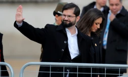 Le président chilien Gabriel Boric et sa compagne Irina Karamanos arrivent au palais présidentiel de La Moneda pour assister à une cérémonie commémorant le 50e anniversaire du coup d'Etat militaire qui porta au pouvoir Augusto Pinochet, à Santiago, le 11 septembre 2023