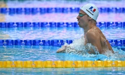 Le Français Léon Marchand lors de sa série du 400 m quatre nages, aux Mondiaux de natation, le 18 juin 2022 à Budapest