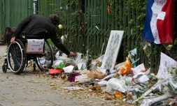Un homme rend hommage aux victimes des attentas de Paris et Saint-Denis, devant le Bataclan, le 10 décembre 2015