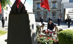 Le président français Emmanuel Macron dépose une gerbe devant le monument aux morts de Dizy-le-gros, le 17 mai 2020