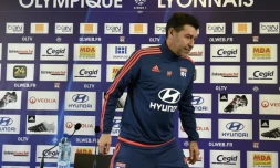 L'entraîneur de Lyon, Hubert Fournier, quitte une conférence de presse, le 15 décembre 2015 à Lyon