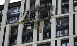 Un immeuble endommagé par les débris d'un drone russe abattu, le 13 juillet 2023 à Kiev, en Ukraine