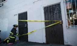 Un pompier sur le site de l'incendie ayant frappé un collectif d'artistes à Oakland (Californie), le 3 décembre 2016