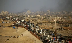 Des déplacés palestiniens fuient vers le sud, à Nousseirat, dans le centre de la bande de Gaza, le 23 septembre 2025