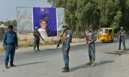 Les forces de sécurité afghanes effectuent des contrôles sur une route à Jalalabad, le 27 septembre 2019