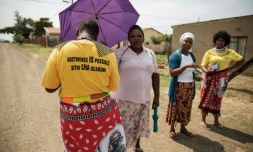 Bongiwe Sithole (g) et Thubelihle Dlodlo (d), bénéficiaires de la controversée "Bourse d'études pour les vierges", se promÚnent à Ezakheni, prÚs de Ladysmith en Afrique du Sud, accompagnées de leurs matrones, le 16 février 2016