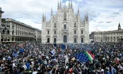 Des supporters de l'Inter Milan font la fĂȘte aprĂšs que le club a Ă©tĂ© sacrĂ© champion d'Italie, sur la Piazza Duomo Ă Milan, le 2 mai 2021
