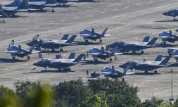 Des avions de combat américains sur le tarmac de l'aéroport José Aponte de la Torre à Ceiba, sur l'île de Porto Rico, le 3 janvier 2026 