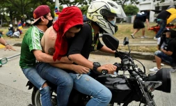 Un manifestant blessé par balle est évacué sur une moto à Cali, en Colombie, le 28 mai 2021