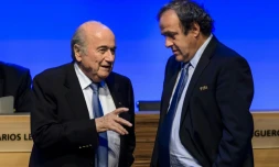 Le président de l'UEFA Michel Platini (d) et le président de la Fifa, Sepp Blatter la veille du 64e congrès de la Fifa, le 11 juin 2014 à Sao Paulo