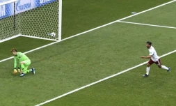 L'attaquant mexicain Carlos Vela prend à contrepied le gardien de la Corée du Sud, sur penalty, pour l'ouverture du score à Rostov, le 23 juin 2018