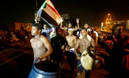 Des manifestants soudanais devant le quartier général de l'armée à Khartoum le 30 mai 2019