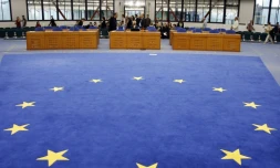 Des personnes visitent la salle d'audience de la Cour Européenne des Droits de l'homme, le 17 septembre 2006 à Strasbourg, lors de la 23ème édition des Journées européennes du patrimoine
