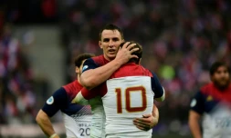 Les Français Louis Picamoles et Camille Lopez se congratulent après le succès face à l'Ecosse lors du Tournoi des Six nations, le 12 février 2017 au Stade de France