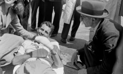 L’alpiniste français Maurice Herzog entouré de ses proches et de sa famille à son arrivée à l’aéroport de Paris le 17 juillet 1950, après l’ascension du sommet de l’Annapurna réalisée avec Louis Lachenal 