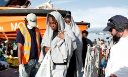 Photo diffusée par la Croix rouge italienne montrant des migrants qui arrivent à Vibo Marina en Italie le 22 octobre 2016 après avoir été secourus en mer