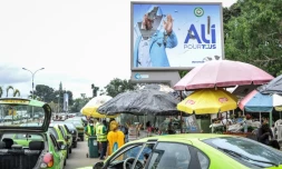 L'affiche de campagne du président déchu Ali Bongo Ondimba déchirée, le 1er septembre 2023 à Libreville, au Gabon
