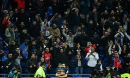 Les supporters du PSG en liesse après un but inscrit par Edinson Cavani contre Monaco en finale de la Coupe de la Ligue au Parc OL, le 1er avril 2017