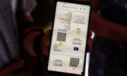 Un homme montre son passe sanitaire sur son téléphone portable le 22 juillet 2021
