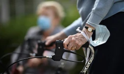 Une vielle femme dans un EHPAD Ă Saint-Maur-des-Fosses, prĂšs de Paris le 7 juin 2020