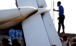 Des habitants de Goma, dans l'est de la RDC, s'affairent autour de l'épave d'un petit avion qui s'est écrasé sur des maisons le 24 novembre 2019, faisant 23 morts selon les secours.
