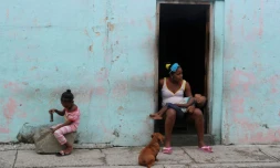 Une mÚre est ses enfants attendent l'arrivée de l'ouragan Matthew dans la ville de Guantanamo à l'ouest de Cuba, le 4 octobre 2016