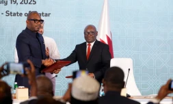 Le chef de la délégation congolaise Sumbu Sita Mambu (G) serre la main du secrétaire exécutif du groupe armé M23,  Benjamin Mbonimpa (D), après avoir signé une déclaration de principe comprenant un accord de cessez-le-feu, le 19 juillet 2025 à Doha