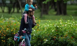 Un homme porte sa petite fille sur les épaules dans un parc à Séville, en Espagne, le 26 avril 2020
