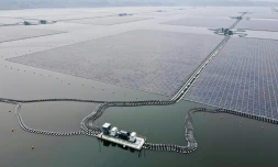 Le parc solaire flottant de Cirata en Indonésie, d'une capacité de 192 mégawatts-crête (MWc), est la plus grande ferme solaire flottante d'Asie du Sud-Est. Vue aérienne prise le 9 novembre 2023