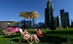 Dans le quartier moderne milanais de Porta Nuova, entourés des tours d'UniCredit, HSBC ou BNP Paribas, les citadins savourent un air de vacances, le 23 juin 2020