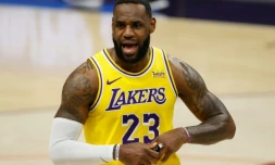 LeBron James lors du match de pré-saison des Lakers contre les Phoenix Suns le 18 décembre à Phoenix, Arizona