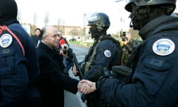Le ministre de l'Intérieur Benard Cazeneuve avec des membres du GIGN le 11 janvier 2016 à Paris 