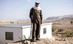 Abou Taleb, un éleveur bédouin, pose devant sa maison à Ras Ein al-Auja, dans la vallée du Jourdain, en Cisjordanie occupée, le 30 septembre 2025 