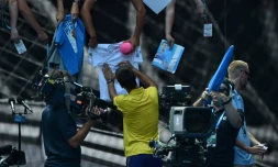 Novak Djokovic signe des autographes après sa victoire face au jeune sud-coréen Chung Hyeon à l'Open d'Australie, le 18 janvier 2016 à Melbourne