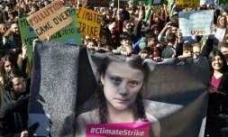 Des manifestants tiennent une banderole avec le portrait de l'activiste environnementale Greta Thunberg, à Rome le 15 mars 2019