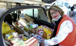 Gabrielle Peraldi, 70 ans, bénévole à la Croix-Rouge, charge des colis alimentaires pour des bénéficiaires le 1er février 2022 au centre de la Croix-Rouge à Ajaccio