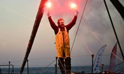 Charlie Dalin arrive en vainqueur du Vendée Globe le 14 janvier 2025 aux Sables-d'Olonne, pulvérisant de neuf jours le record de la course autour du monde en solitaire et sans escale. Le marin a dévoilé depuis qu'il avait réussi cet exploit alors qu'il est atteint d'un cancer