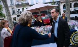 Robert Ménard salue un habitant de Béziers, le 28 mai 2016, lors d'une réunion politique "Le Rendez-vous de Béziers"
