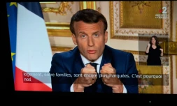 Emmanuel Macron parle depuis l'Elysée lors d'une allocution télévisée à la le 13 avril 2020 à Paris
