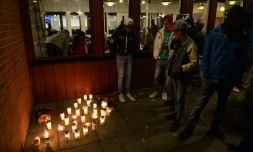 Des bougies sont allumées devant l'école de Trollhättan, en Suède, où un homme armé d'un sabre, réputé proche de l'extrême droite, a tué deux personnes