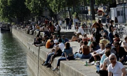 Des Parisiens prennent le soleil sur les berges de la Seine, le 19 mai 2020