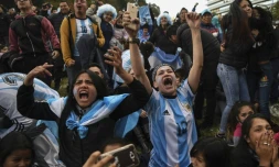 Les supporters argentins fous de joie à Buenos Aires après la victoire de leur équipe face au Nigeria le 26 juin 2018 lors du Mondial