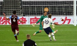L'attaquant de Tottenham, Harry Kane (d), marque le second but de son équipe face à West Ham lors du match de Premier League, à Londres, le 23 juin 2020